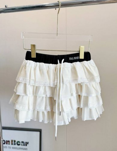 价格P： 品名：Mium*U 新款抽绳Logo蕾丝荷叶边百褶蛋糕裙 尺码：M.L 颜色：奶白色 甜甜的公主系穿搭，高端定制天丝拼接蕾丝面料，百搭时尚的神器！结合