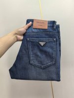 普拉达。2025春夏最新推出男士牛仔裤新品！重工水洗牛仔面料，定制面料和一般牛仔布料比起来，更加柔软舒适！超重工洗水工艺 双工艺洗水 整条裤子，手感舒适，细腻程