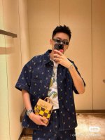 品名：Lv 24Ss春夏 新款 金丝刺绣字母牛仔短袖衬衫夹克外套 版型；宽松 面料：牛仔 颜色： 图片色 尺码M-L-Xl 胸围 衣长 肩宽 M 126 82