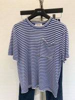 夏季新品 圆领条纹镶珠休闲短袖恤，面料采用%天丝条纹设计，链条口袋点缀，闪亮口袋细节，点缀在的小胸口袋上，为整件衣服增添了精致度和价值感，短款加上落肩的设计尽显