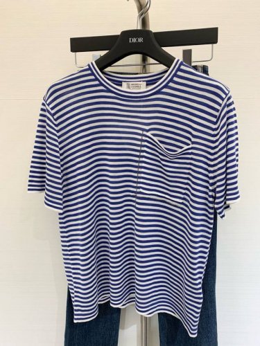 夏季新品 圆领条纹镶珠休闲短袖恤，面料采用%天丝条纹设计，链条口袋点缀，闪亮口袋细节，点缀在的小胸口袋上，为整件衣服增添了精致度和价值感，短款加上落肩的设计尽显