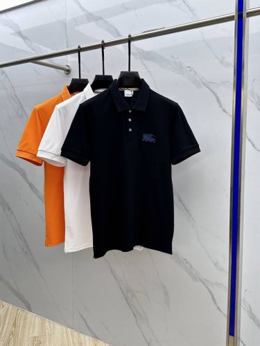 burberry*巴宝莉 2025春夏新款男士标识短袖Polo衫，延续经典商务休闲翻领Polo恤.该款Polo衫采用丝光双面棉质珠地面料制成，隽永设计可跨越时尚