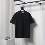 moncler 蒙口 25Ss 胸口章仔后背字母印花短袖面料采用32织双纱260克全棉材质，搭配1×1索罗那螺纹，不易变形，上身舒适透气，垂感佳，胸前后背定制黑