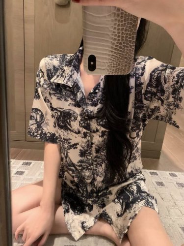 上新 diro 迪奥 动物园系列睡衣套装 春夏薄款 正适合现在穿 超洋气的设计 甜美又慵懒 少女心爆棚 适合所有女生穿着 宽松又舒适 颜色 蓝色 码数 Sml
