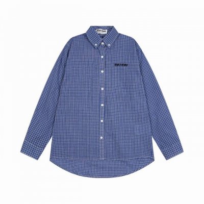 上新： 款号：B008 Miumiu 谬谬新款经典小标Logo格纹衬衫 1色织格纹面料，上身柔软舒适，极其细腻 手感扎实润滑且柔软 拥有既织物不褶皱的的特性,手
