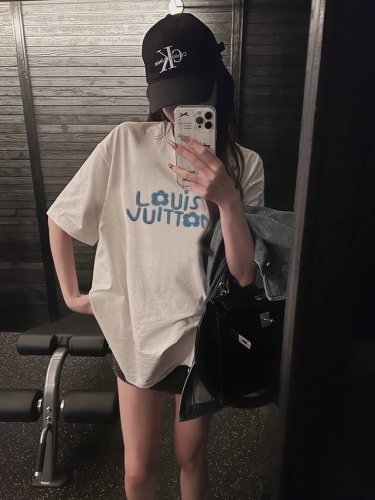 t L V 薄荷绿刺绣Logo奶杏色短袖T恤 奶杏色和薄荷绿的碰撞 甜妹又温柔 也太小清新了吧 胸前高品质Logo刺绣 薄荷绿小花朵的设计整个拿捏 杏色
