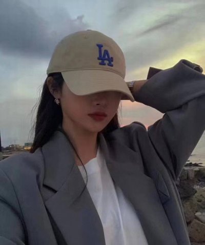 上新 高版本 Mlb专柜2025新款棒球帽，卡其色蓝标La刺绣款是全新的配色，刺绣立体精致且饱满，随便穿件什么衣服，戴上这个帽子都很时髦！！官网缺货中 小红薯各