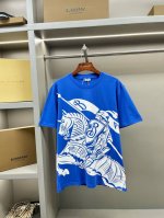 马术骑士印花棉质短袖 Bur王牌尖货，镇店之宝 现货秒发 2025年春夏系列，装饰 Burberry 马术骑士图形的格纹图案，男女同款棉质圆领短袖。 Bur王牌