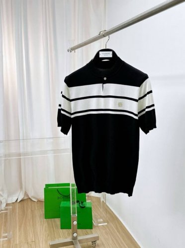 loewe罗意威 25Ss新款针织短袖，超经典设计，简约没有任何多余累赘感，衣橱不可缺少的一件百搭单品，采用优质羊毛制作而成，穿身上超级舒适，前卫又实穿，精致完