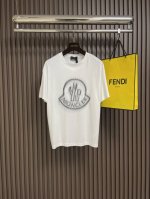 Moncler 2025Ss新款像素模糊 Logo印花短袖T恤，Moner标识点缀于胸前 仿佛艺术家的灵魂印记 辨识度拉满 低调中蕴含着无尽的故事与格调 无需多