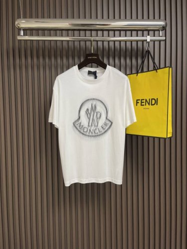 Moncler 2025Ss新款像素模糊 Logo印花短袖T恤，Moner标识点缀于胸前 仿佛艺术家的灵魂印记 辨识度拉满 低调中蕴含着无尽的故事与格调 无需多