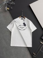 prad* 2025最新款短袖T恤，独家260克重磅打造、休闲时尚的尚佳之选。定制高支80支双股纯棉密柔面料、亲肤性极佳。尺码：S- Xxl 微宽松版型