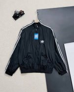 款号N207 Balenciagaadidas Fw秋季新款 Blcg 巴黎世家 阿迪达斯联名字母Logo拉链运动外套 面料为环保再生尼龙面料，侧边为定织织带，