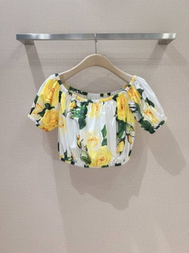 Dolce&Gabban*A新款上新 100%Cotton，经典的黄花玫瑰印花图案 之抹胸系列、颜色淡雅清爽、减龄百搭一字领走线设计，满满小心机哦！可搭配同色系