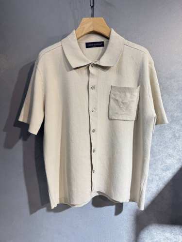 顶级原Louis Vuitton 2505暗纹毛织Polo衫采用40支双股精梳赛络纺纱对板色定织杏灰色纺纱。采用进口16针织机对板做双面平纹提花莱卡工艺，成衣加
