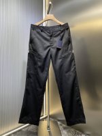 Louis Vuitton 顶级复刻 刺绣工装裤 定制臻绒精纺羊毛缎纹织 光泽自然 织纹清晰 舒适贴肤 经典以一袭纯粹黑色 勾勒现代男士的沉稳格调 极致的纯净感
