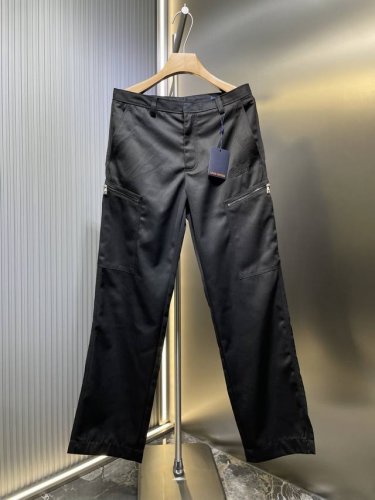 Louis Vuitton 顶级复刻 刺绣工装裤 定制臻绒精纺羊毛缎纹织 光泽自然 织纹清晰 舒适贴肤 经典以一袭纯粹黑色 勾勒现代男士的沉稳格调 极致的纯净感