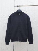 p430 1V/路易 浮雕提花立领针织衫 yb购入打版，采用定制棉纱纱线打造，工艺复杂，需要纺出原料芯，在进行二次加工上机勾纱，穿原料芯，做完在进行染色，染色缸