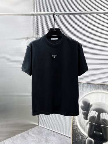 普拉达 Prada 2025Ss新款 半袖 体恤 短袖 圆领T恤，高端版本！专柜定制面料 透气舒适度高，细节无可挑剔，品牌元素设计理念，体现高品质。手感细腻柔软
