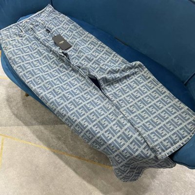 fend*提花满印长裤 采用原色酵母水洗工艺 定织定染洗水工艺精选进口牛仔面料 质感柔软舒适 满印提花Logo 高腰直筒版型 上身显瘦显腿长 1色码数Sml