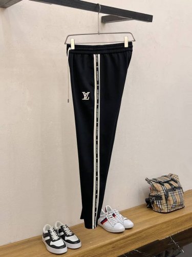 Lv 顶级货品 2025春夏新款休闲裤！官网同步发售。品牌经典Logo休闲裤 ，定制面料，舒适度极好，手触感强烈。辨识度极高，完美品相工艺。 尺码：M-3Xl