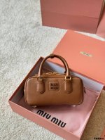 牛皮版本 Miumiu限定款保龄球包 简单又好看 Miumiu而且超级实用， #Miumiu新款包包 尺寸 小号 22 11Cm