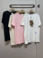 P180 2025新款巴宝莉短袖T 简直是时尚界的宝藏，入手不亏 面料选用顶级精梳棉，触感如春日微风般轻柔，透气又吸汗，夏日穿着干爽舒适。经典格纹元素以全新排版