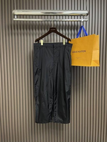外套 长裤 prada 再生尼龙夹克长裤套装，选用品牌标志性的再生尼龙面料，与传统尼龙性能相当，具备高强度，抗撕裂，耐磨损等特性。其质地轻盈，同时又具备防水功能