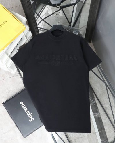Balenciaga巴黎世家2025新款水洗做旧款贴布绣Logo 双面穿圆领短袖T恤 可双面穿短袖 采用特定重磅32S精棉平纹针织面料，300克重；搭配32S+