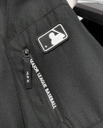细节图# Mlb2025春季情侣款防水防风连帽冲锋衣，后背大印花手感细腻舒适拉链开模定制，胸前Logo，绝对独家定制质感十足！时尚感满满！经典的冲锋衣版型，胸前