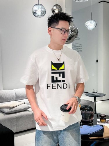 Fendi 芬迪 2025年春夏新品上新 三标齐全 纯棉圆领短袖T恤 好货不用过多介绍 看细节 专柜码数：M-Xxxl 175 140建议L