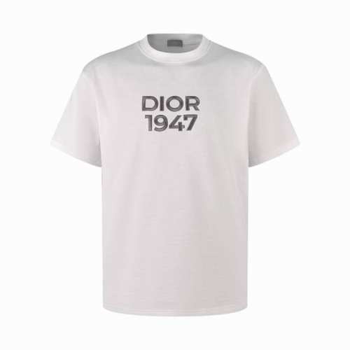 Dior 24款1947标志刺绣短袖 面料：320克棉质面料 胸前展示1947 标志刺绣 工艺1：胸前1947标志刺绣采用进口机字母立体绣 字母清晰且线条感 刺