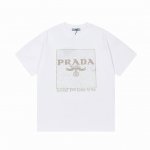高版本 prada 普拉达 2025早春新款 定制310G双纱纯棉面料 拼色烫珠字母Logo 男女同款 短袖T恤 颜色：白色 尺码：S-Xl
