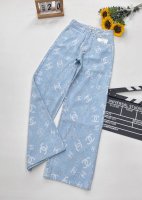 Chanel25春夏新品小香前后满印浅蓝长裤 采用高端面料牛仔穿起来很舒适前后满印设计，轻奢感在线浅蓝色系增添视觉魅力裤子纹路细腻手感很好，显瘦百搭版型任何身形