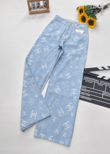 Chanel25春夏新品小香前后满印浅蓝长裤 采用高端面料牛仔穿起来很舒适前后满印设计，轻奢感在线浅蓝色系增添视觉魅力裤子纹路细腻手感很好，显瘦百搭版型任何身形