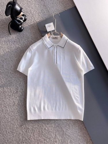 hermes爱马仕 2025 新品短袖Polo，帅气时尚，顶级定位顶织字母Logo，简约百搭款。面料针织 不仅挺括，保持潮流的廓形，又穿着舒适，纱织更细腻，码数