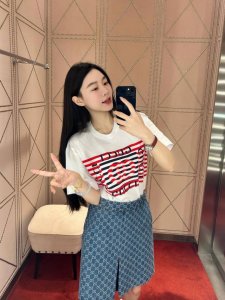 强烈推荐 Guc*2025春夏新款 复古条纹标识印花短袖T恤丨独家高版出品 真的毫无抵抗力 夏天真是拒绝不了 一整个上身就不想脱下的舒适绝佳亲肤感 定制面料配合