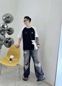 纪梵希 插肩新款字母印花双层重工短袖T桖 字母图案不管是T桖还是卫衣都是每年的爆款单品 前幅大面积印花采用大康丽数码印花机直喷 成本极高 经过多次的调试打版图案