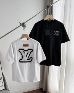 路易威登 男女同款户外运动休闲2025春夏最新镂空Logo激光烧花贴布刺绣纯棉短袖T恤 追求品质与格调的你，一定不能错过路易威登1V 25Ss这件短袖T恤。从精