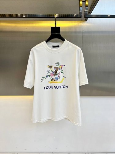 LV、25Ss春夏新品印花短袖T恤，正面饰有品牌3D立体标识，本品由120支双股丝光长绒棉面料定制而成, 面料质感高端、柔软丝滑，弹性优良抗皱抗黄，久穿久洗不易