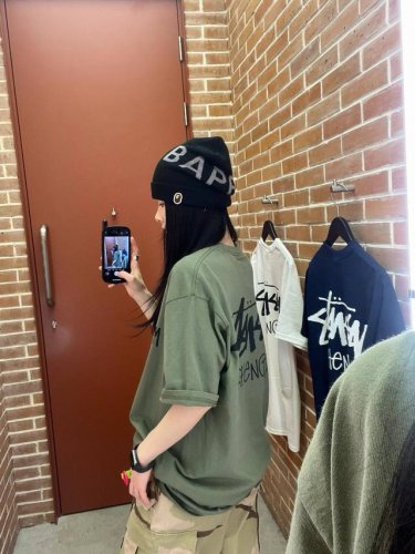 stussy 斯图西成都限定配色情侣短袖T恤 采用260克双砂面料 三针五线做工，领口包包边条 今年火爆的品牌 看到了就忍不住要自留一件 正确纹路立体印花 正确