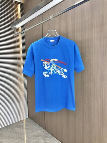 Bur巴宝莉 2025春夏新款 圆领短袖 战马撞色锁链绣花 采用高克重320克双纱精梳棉面料 微宽松版型 面料手感柔软厚实 男女同款 颜色：黑 白 蓝 码数：S