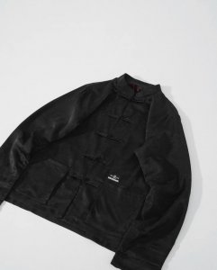 clot×Nbhd联名丝绸新中式唐装 定织提花绸缎面料 中等偏薄 夏季也非常合适 袖子白色内衬 手工盘扣 全套辅料细节原版一致 上身老钱风十足 黑色单色入 S-