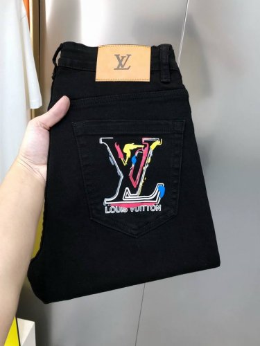 lv 路易威登2025早春新款男士修身小脚牛仔裤 官网同步简洁时尚 爆款黑牛 高端定制 原单狠货 印胶字母Logo图案设计 定制进口丹宁水洗牛仔纯棉面料 原版辅