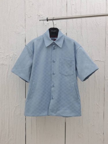 gucci* 古驰25Ss春夏新款翻领短袖衬衣外套 定制双面提花混纺面料，满身经典双G图案Logo 挺廓面料加宽松剪裁版型，刻字纽扣开合门襟 休闲款式 不挑人穿