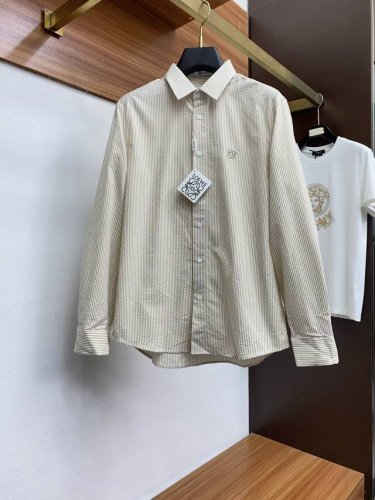 罗意威 2025男士衬衫，商务休闲修身款长袖衬衣！ 宜商务 宜休闲！早春限量新款，都市商务气质款！ 衬衫的版型剪裁更是精剪塑性，不需要过多的原色装饰，对于男士来