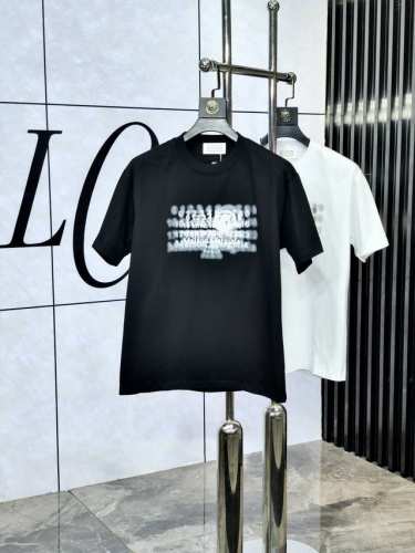 p190。马吉拉。2025春夏新款 字母Logo圆领短袖T恤，春夏休闲穿搭必不可少，原版纯棉面料。完完全全体现在高级审美的做工上，做工更是精致大气，Z立体感超强
