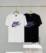 nike耐克新款字母印花短袖T恤！潮流情侣舒适出街百搭T恤，时髦又随意简约，手感很好，搭配情侣效果极佳！ 颜色：白色 黑色 尺码：S~3Xl