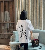 上新！ 年度爆款！ 始祖鸟 Arc'teryx后背大Logo情侣款短袖T！宽松版型！ 采用顶级230克凯迪纯棉爽滑面料！无敌质感！ 高端面料无任何缺点！ 肩部过