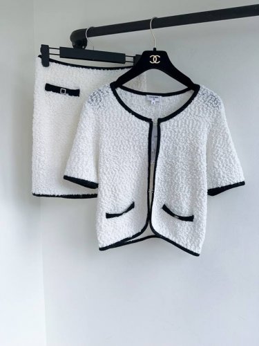 开衫 半裙 Chane25春夏新款16针细拼接立体勾花工艺领口撞色双口袋金属扣针织短袖开衫外套半裙出货巨显瘦的净色立体勾花 设计低调高级经典版型 上身舒适亲肤不